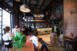 จิบคราฟต์เบียร์แบบจริงจังริมเจ้าพระยาที่ Dock No. 13