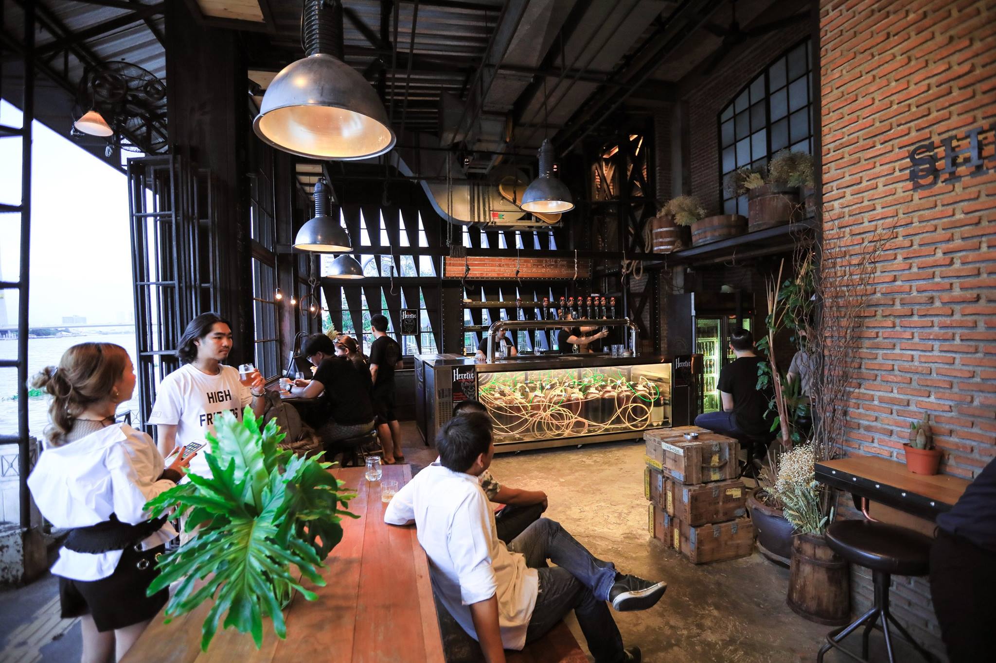 จิบคราฟต์เบียร์แบบจริงจังริมเจ้าพระยาที่ Dock No. 13