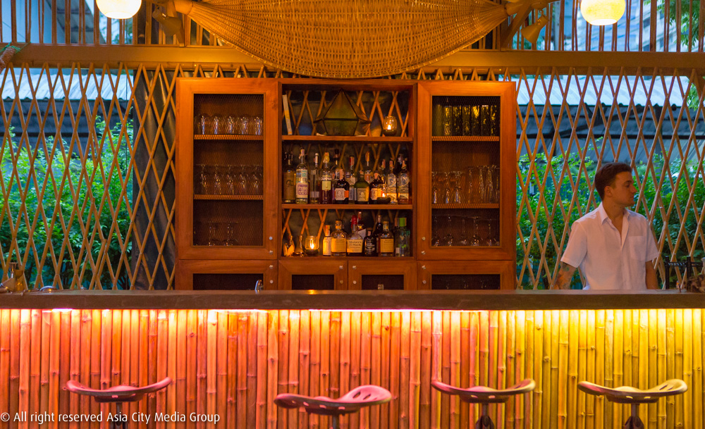 Coastal บาร์ค็อกเทลสไตล์ทรอปิคอลกับสนามหญ้าหน้าบ้าน