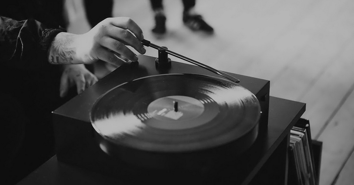 IKEA เตรียมวางขายเครื่องเล่นแผ่นเสียงสีดำด้านสุดเฟี้ยว พร้อมเฟอร์นิเจอร์คอลเลกชันพิเศษที่ทำร่วมกับ Swedish House Mafia