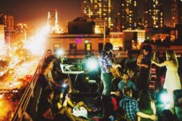 กลับมาอีกครั้งกับ Sofar Sounds Bangkok งานดนตรีที่ไม่บอกอะไรเราเลยแม้แต่ไลน์อัพและสถานที่จัด