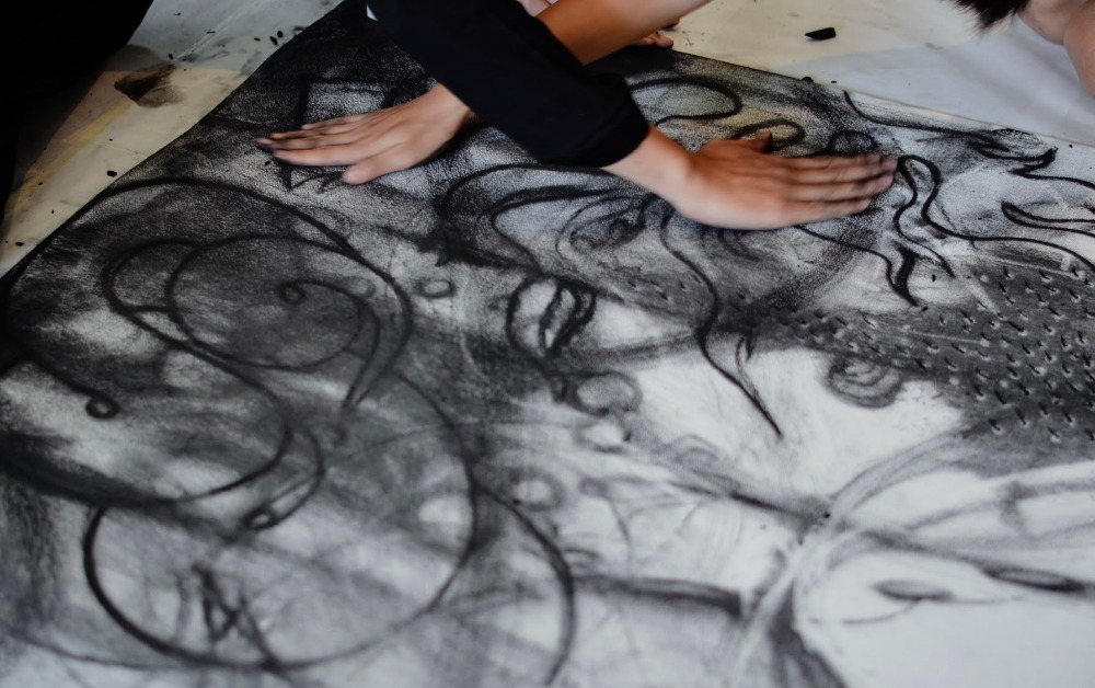 แอบฟังศิลปินคุยกันด้วยบทสนทนาไร้ถ้อยคำในนิทรรศการ Under the Rainbow