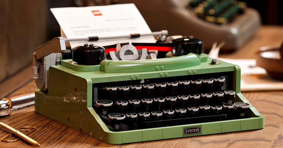 โอลด์สกูลแบบมีสไตล์ด้วย LEGO Typewriter เครื่องพิมพ์ดีดที่ทำจากเลโก้กว่า 2,000 ชิ้น!
