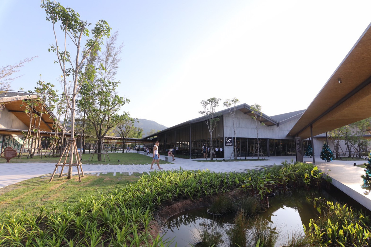 ปีใหม่ ไปภูเก็ต เดินเล่นที่ Porto de Phuket คอมมูนิตีมอลล์ที่เป็นสนามหญ้าของชุมชน