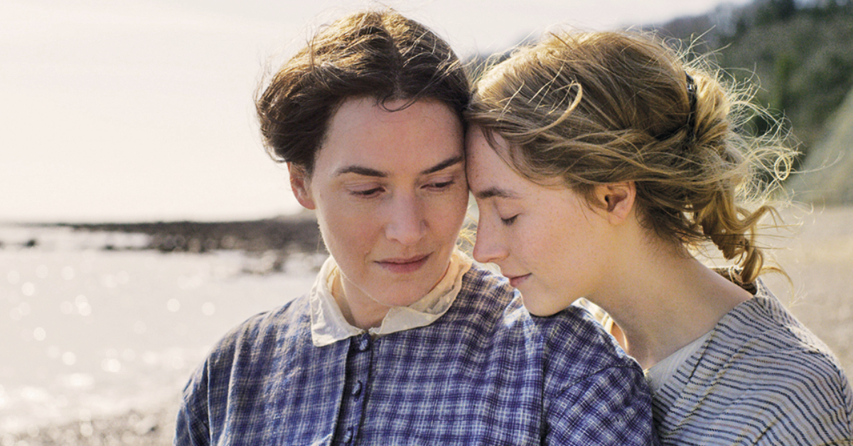 งดงาม เรียบง่าย แต่เป็นไปไม่ได้: สำรวจรักต้องห้าม ณ บ้านริมทะเล ใน Ammonite หนังจำกัดโรงที่เราหลงรัก