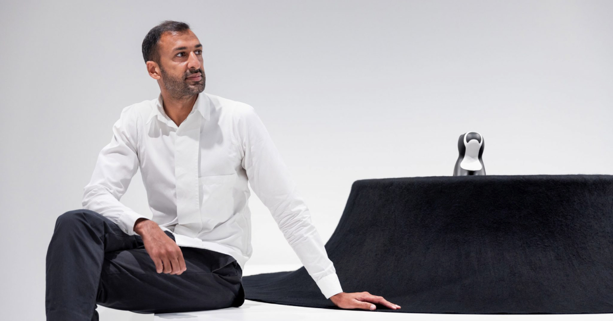 Asif Khan เผยดีไซน์ I see you! โต๊ะกึ่งพรมสำหรับให้น้องหมา (สีดำ) ได้ซุกตัวกลางห้อง