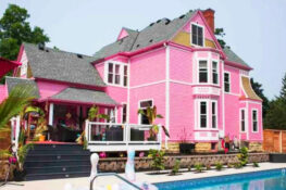 C’mon Barbie, Let’s Go Party! เปิดวาร์ปที่พักสีชมพูในอเมริกา ที่เหมือนจะพาผู้เข้าพักไปสัมผัสความเป็น Barbie ด้วยตัวเอง