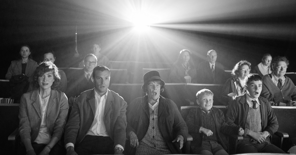 ฤๅไม้งามไม่อาจเติบโตในกระถางบิ่นเบี้ยว: ชวนดูผู้กำกับดัง เคนเนธ บรานาห์ คารวะรากเหง้าของตัวเองผ่านหนัง Belfast เมืองที่ในยุคหนึ่งเต็มไปด้วยทั้งความรักทั้งความเกลียดชัง