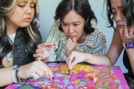 Bangkok Pains คุยกับ 3 สาวเมืองกรุง ผู้อยู่เบื้องหลัง ‘Bangkok Pains’ เกมกระดานความวายป่วงของคนกรุงเทพฯ ที่คนเล่นต้องหัวเราะทั้งน้ำตา