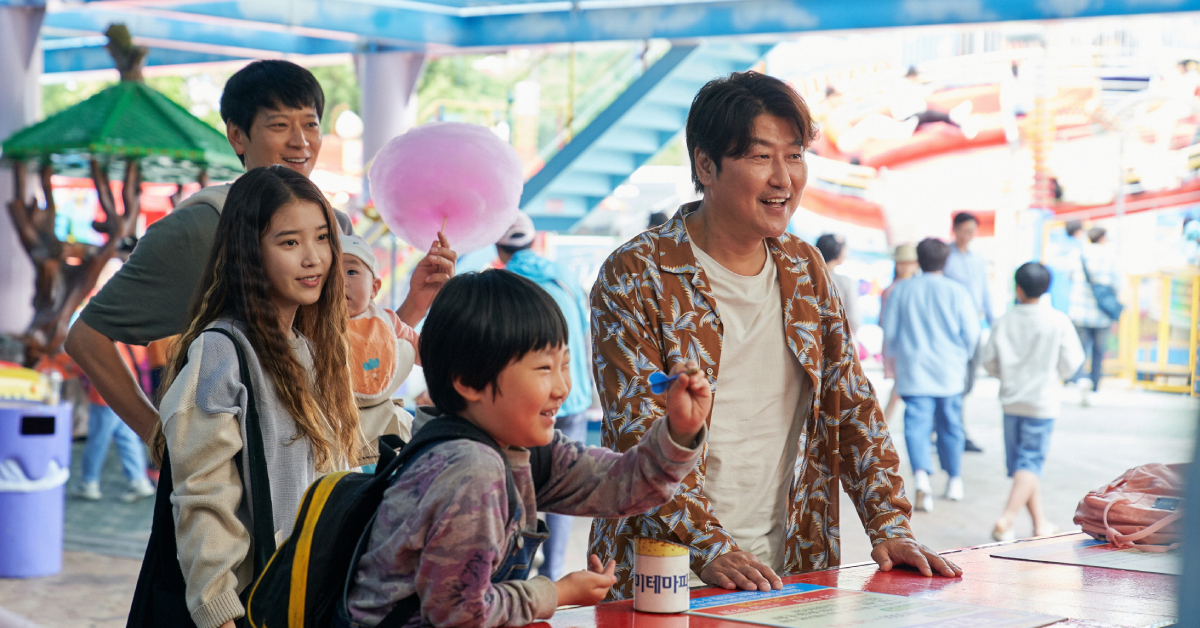 แด่เธอที่เกิดมา: ชวนไปสำรวจคุณค่าของการ ‘ได้มีชีวิตอยู่’ กับเหล่านายหน้าค้าความอบอุ่น ในหนัง Broker ที่คำว่า ‘ครอบครัว’ ไม่จำเป็นต้องสมบูรณ์