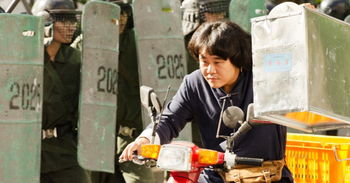 ย้อนดูหนังคอเมดี้เกาหลี Almost Che ที่บอกเราว่าความรักเกิดขึ้นได้ทุกที่ รวมถึงกลางม็อบต้านเผด็จการ