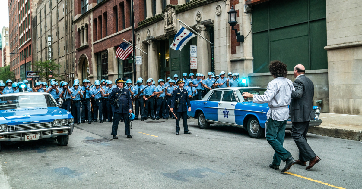 เราจะไปชิคาโกอย่างสันติ: ชวนดูหนัง The Trial of the Chicago 7 อิงเรื่องจริงที่รัฐใช้กำลังจับประชาชน