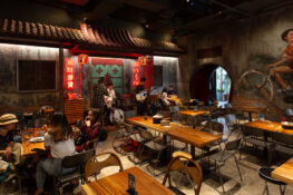 เชิญชิม ชง และชนแก้วกันตามสบายได้ที่ ‘ชงเจริญ’ ร้านอาหารกึ่งบาร์แนว Chinese Street บนเซ็นทรัลเวิลด์