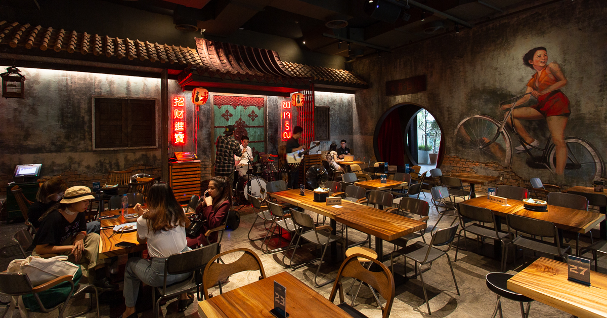 เชิญชิม ชง และชนแก้วกันตามสบายได้ที่ ‘ชงเจริญ’ ร้านอาหารกึ่งบาร์แนว Chinese Street บนเซ็นทรัลเวิลด์