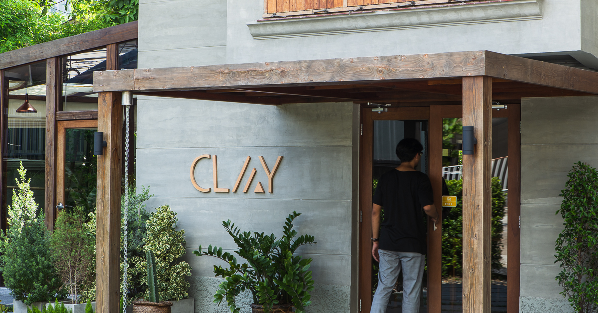 Clay Bangkok บ้านสีเทาในสวนสีเขียว ร้านอาหารฟิวชั่นกับบรรยากาศธรรมชาติที่หาได้ยากในย่านอารีย์