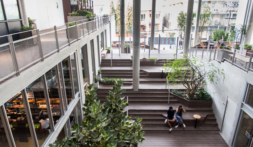 พาทัวร์ 3 คอมมูนิตี้มอลล์: 72 Courtyard, The Commons & The Maze