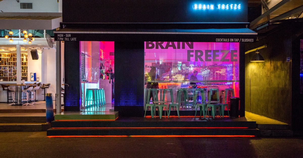 Brain Freeze บาร์ค็อกเทลสายซิ่งที่เสิร์ฟเครื่องดื่มผ่านแท็ปและเครื่องสเลอปี้ !