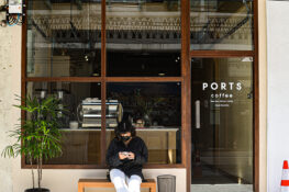 Ports Cafe พื้นที่เล็ก ๆ ของคนรักกาแฟที่ถูกโอบล้อมด้วยกลิ่นอายย่านเมืองเก่าและความทรงจำ
