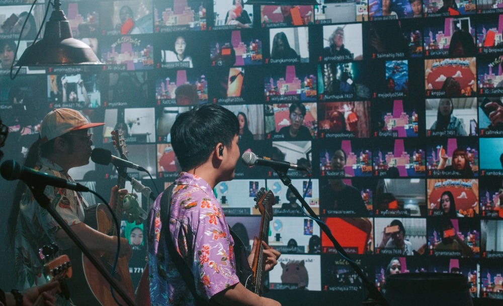 ค่ำคืนแห่งเสียงเพลงและการล้อมวงฟังดนตรีจากวาฬกับโลมาใน Whal & Dolph Online Market Concert