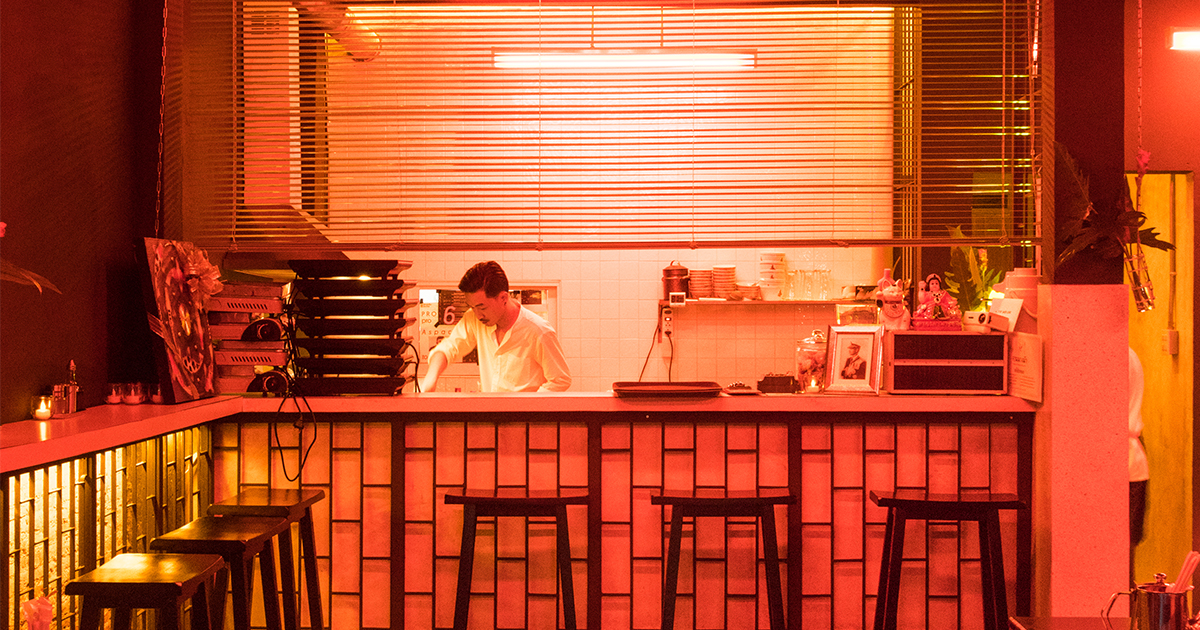 Yih Sahp Luhk ร้านขายก๋วยเตี๋ยวเนื้อในบรรยากาศหว่องๆ