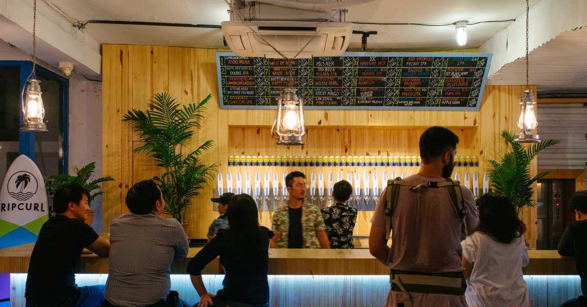 เราอยากชวนสายสปอร์ตไปจิบเบียร์หลังเล่นโฟลวบอร์ดที่ Changwon Express สาขาใหม่