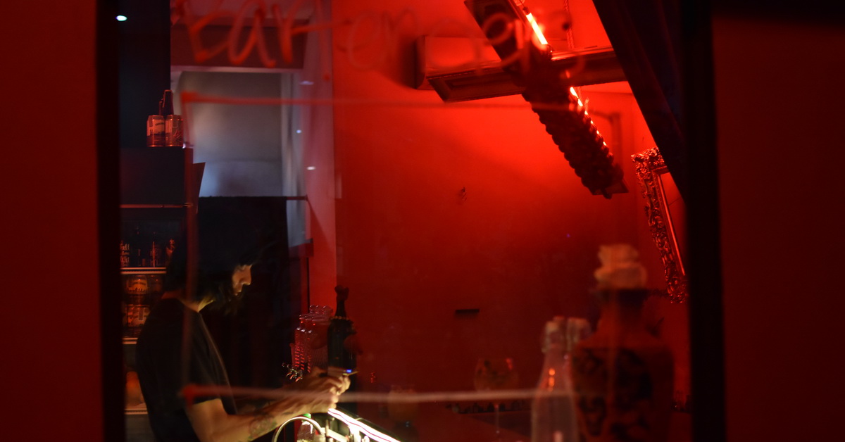 Figure 8 บาร์โกธิคลึกลับกึ่งแกลเลอรีงานศิลปะหลุดโลก