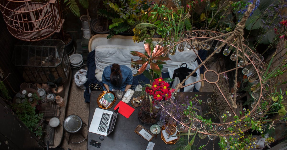 Nana Coffee Roaster คาเฟ่เรือนกระจกที่อบอวลไปด้วยกลิ่นดอกไม้และความหอมกรุ่นของกาแฟ