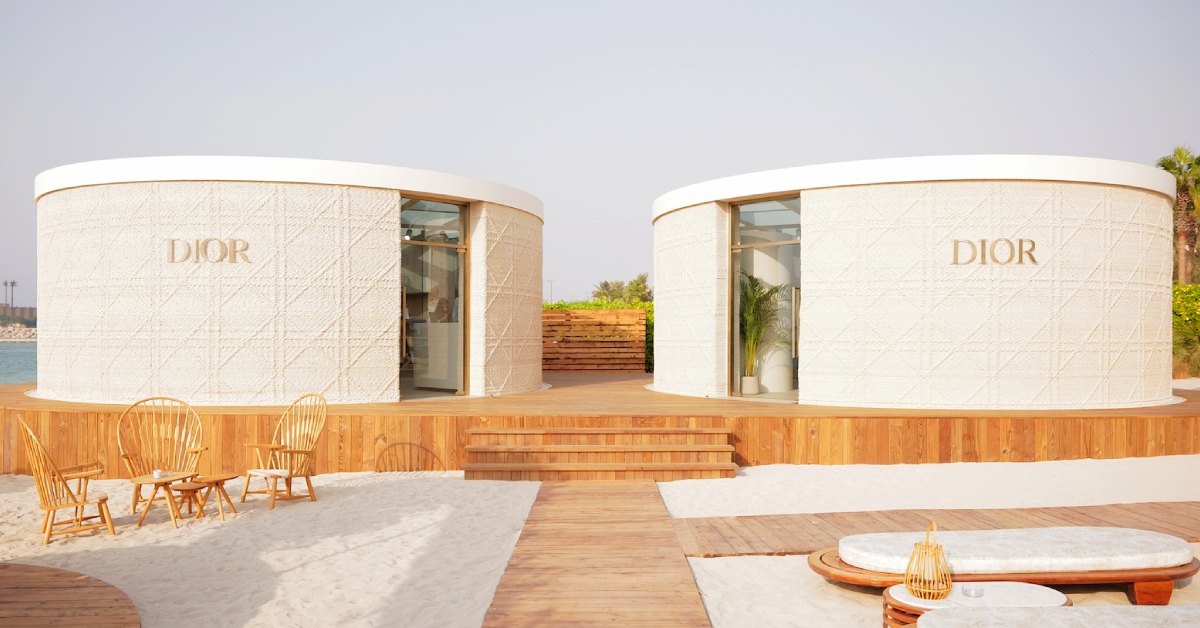 Dior เผยโฉมคอนเซปต์สโตร์แห่งใหม่ในดูไบ เน้นความโดดเด่นของวัสดุจากธรรมชาติและเทคโนโลยีการพิมพ์ 3 มิติ