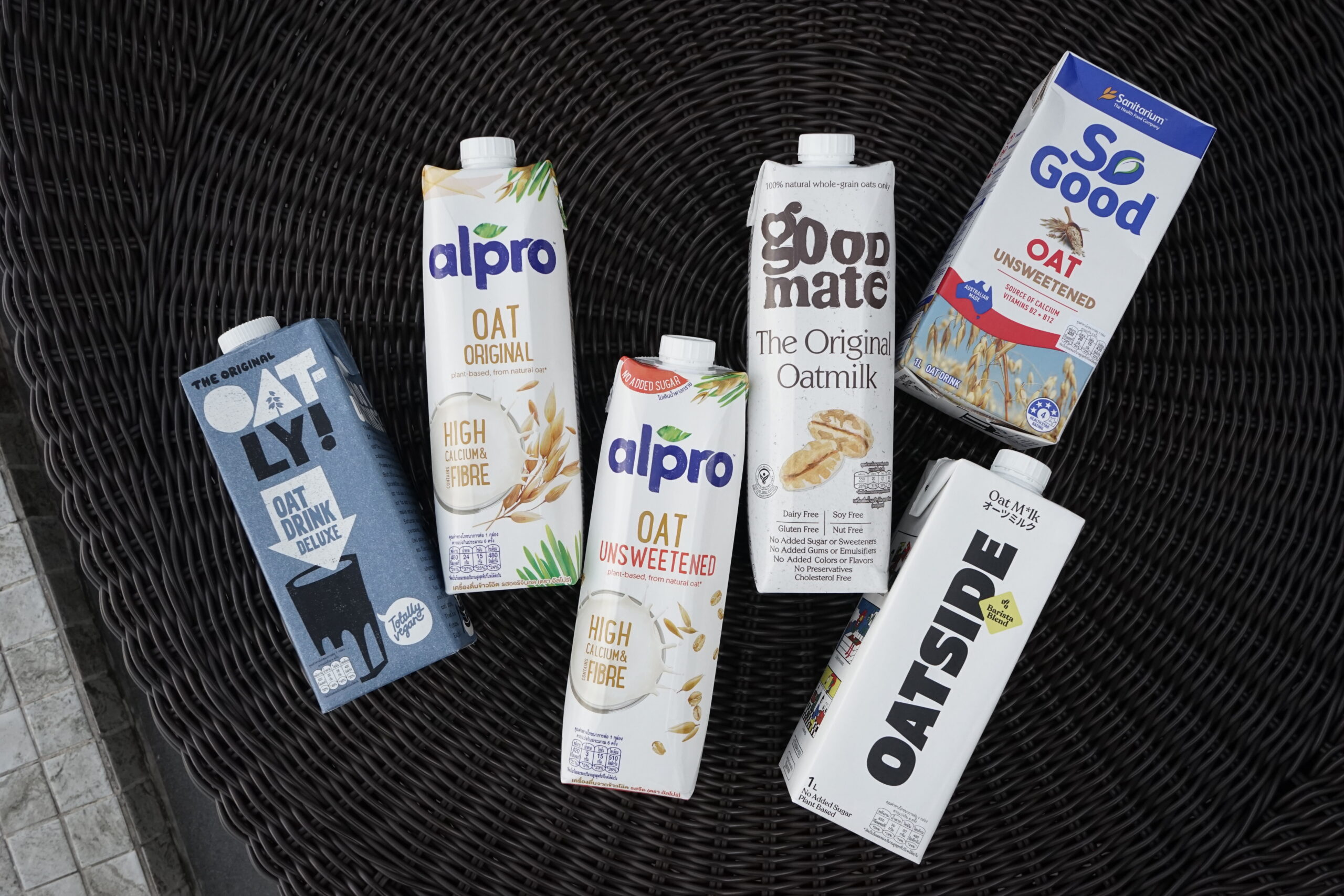 กระแสนมโอ๊ตตอนนี้มาแรงแบบฉุดไม่อยู่ เราเลยต้องขอลองชิมนมโอ๊ตที่มีในท้องตลาดกันสักหน่อย!