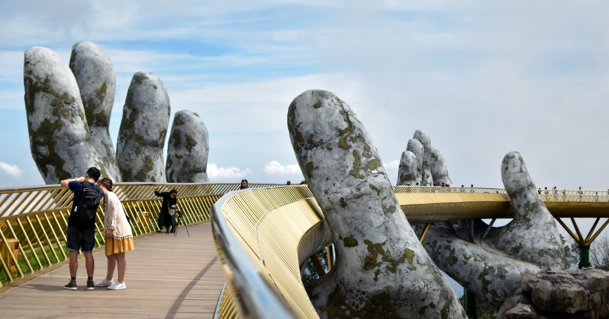 พาเที่ยวดานังกับ VietJet Air เดินข้ามสะพานโค้งบนมือยักษ์ที่ Bà Nà Hills แลนด์มาร์กใหม่แห่งเวียดนาม