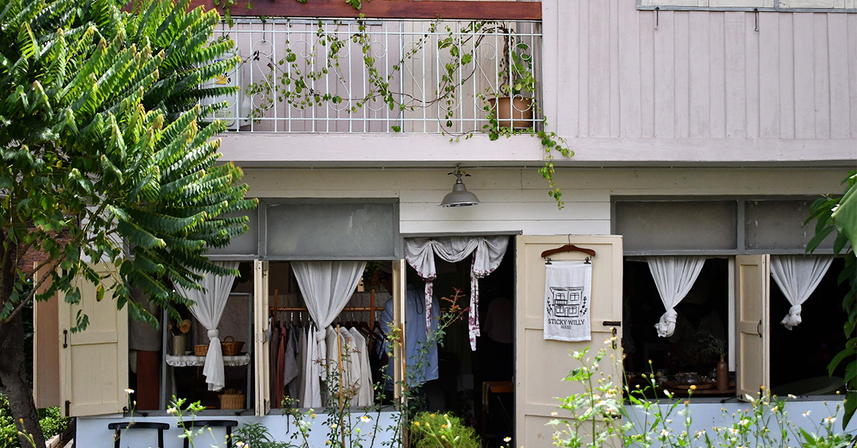 Sticky Willy House บ้านน้ำชาในแปลงดอกไม้ พิกัดลับในโคราชที่เสิร์ฟชาสมุนไพรและขนมอบฝีมือแม่