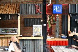 ไปโคราชกินอะไร? 8 Street Food ศูนย์รวมความบันเทิงด้านอาหารโดย ‘เชฟบัส ธวัชชัย’
