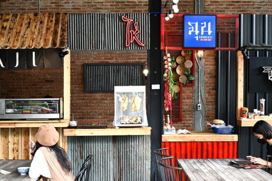ไปโคราชกินอะไร? 8 Street Food ศูนย์รวมความบันเทิงด้านอาหารโดย ‘เชฟบัส ธวัชชัย’