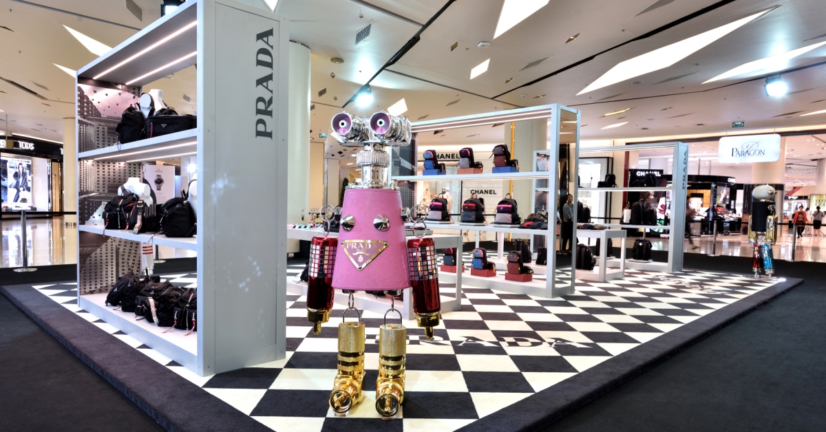แวะดูป๊อบอัพสโตร์ใหม่ของ Prada ในสยามพารากอน ที่มาพร้อมคอลเล็กชั่นพิเศษล้ำหน้ากว่าใคร