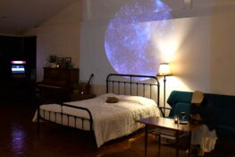 เดินตามแมวดำขึ้นไปจิบเครื่องดื่มบนบาร์ลับชั้นดาดฟ้าที่ House 38 Cat and Home Studio Bar