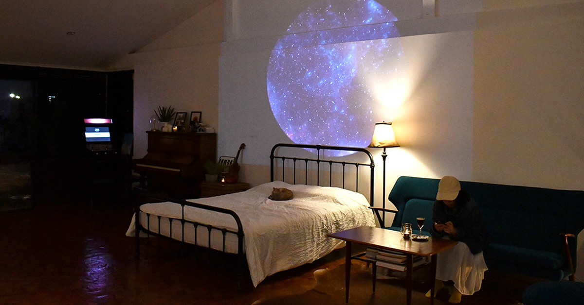 เดินตามแมวดำขึ้นไปจิบเครื่องดื่มบนบาร์ลับชั้นดาดฟ้าที่ House 38 Cat and Home Studio Bar