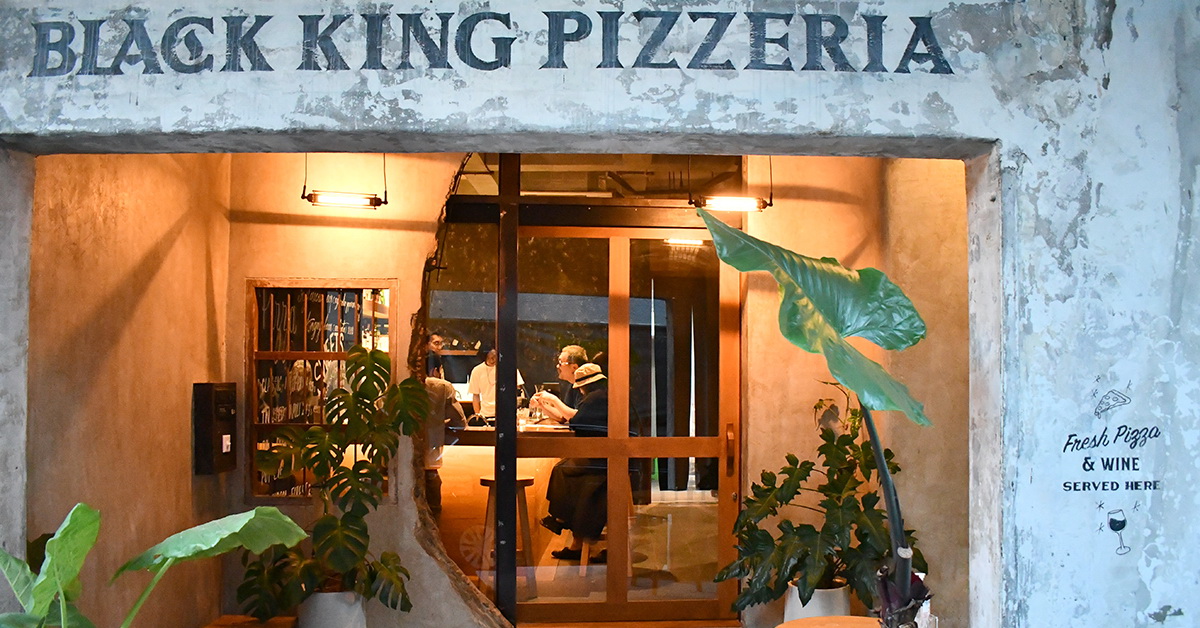 Black King Bar อิตาเลียนบาร์สายดาร์กให้เราได้จิบคลาสสิกดริงก์เข้ม ๆ พร้อมพิซซ่าและพาสต้าหลากเมนู