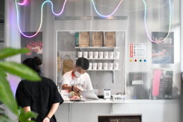 420 Cannabis Bar Ari การมาถึงอารีย์ของแฟรนไชส์บาร์กัญชาในสีสันของยุค 2000s