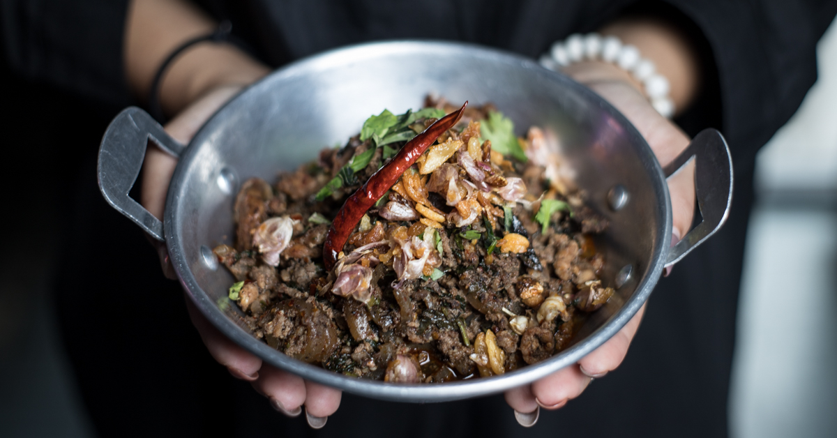 ไปเยือน ‘เฮือนนูน่า’ ร้านข้าวซอยต่อนยอนในบรรยากาศตื้ด ๆ แบบผับเกาหลี