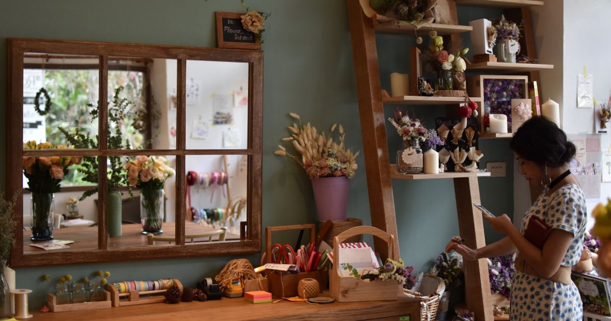 พาไปจิบชา จัดดอกไม้ และทานขนมที่ Flower In Hand By P