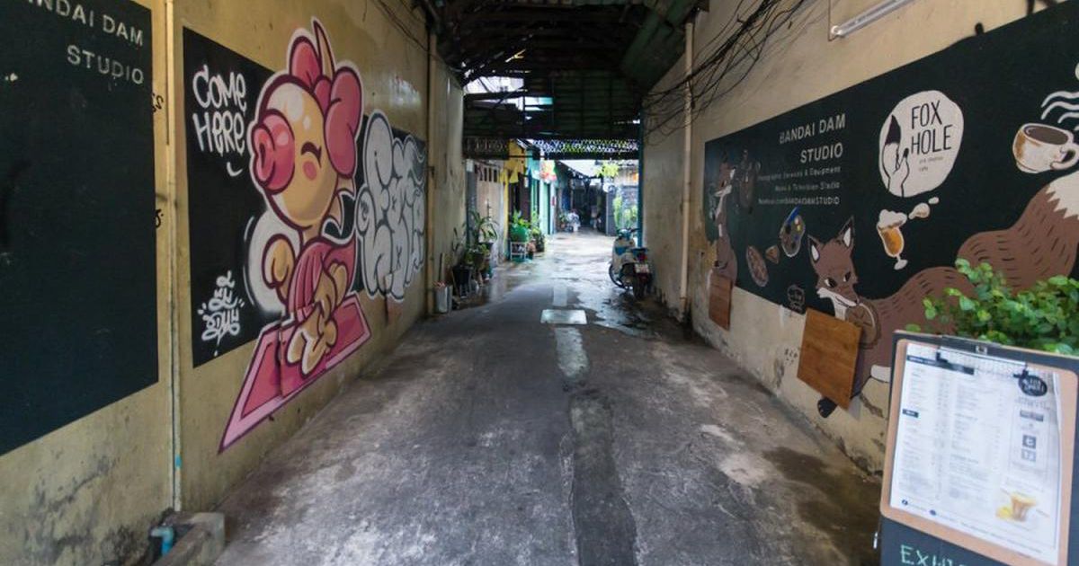 เดินผ่านตรอกเล็กๆ นี้ไปยัง Fox Hole พิกัดใหม่ของคนรักหนังและศิลปะ