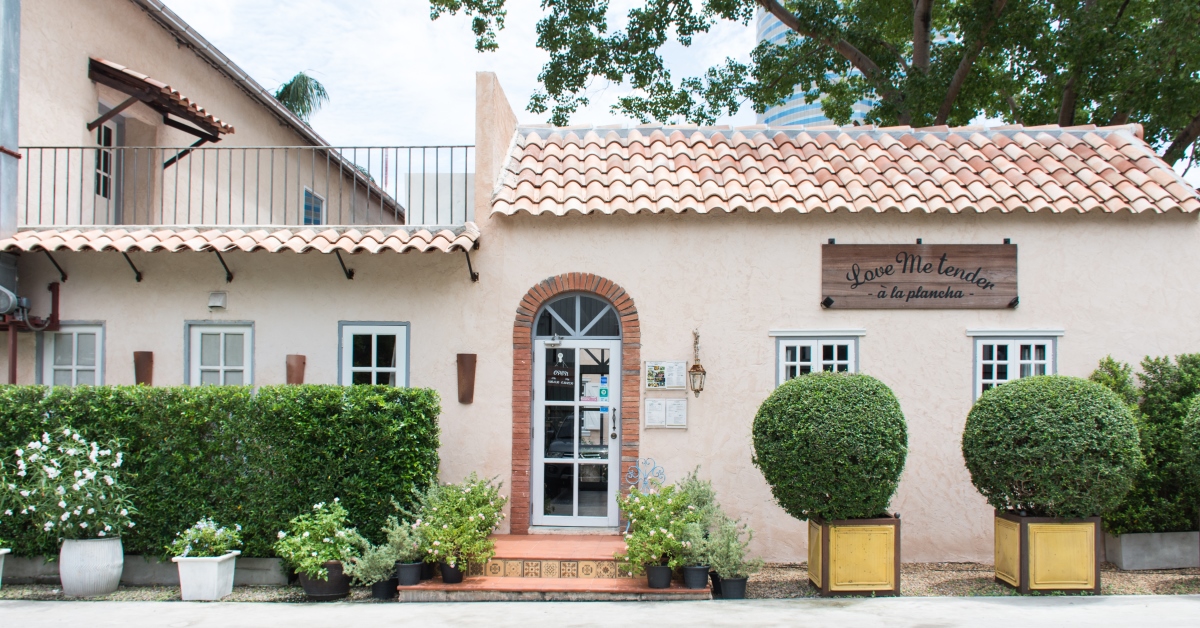 Love Me Tender à la plancha ร้านอาหารฝรั่งเศสในสวนสวยสไตล์โพรวองซ์