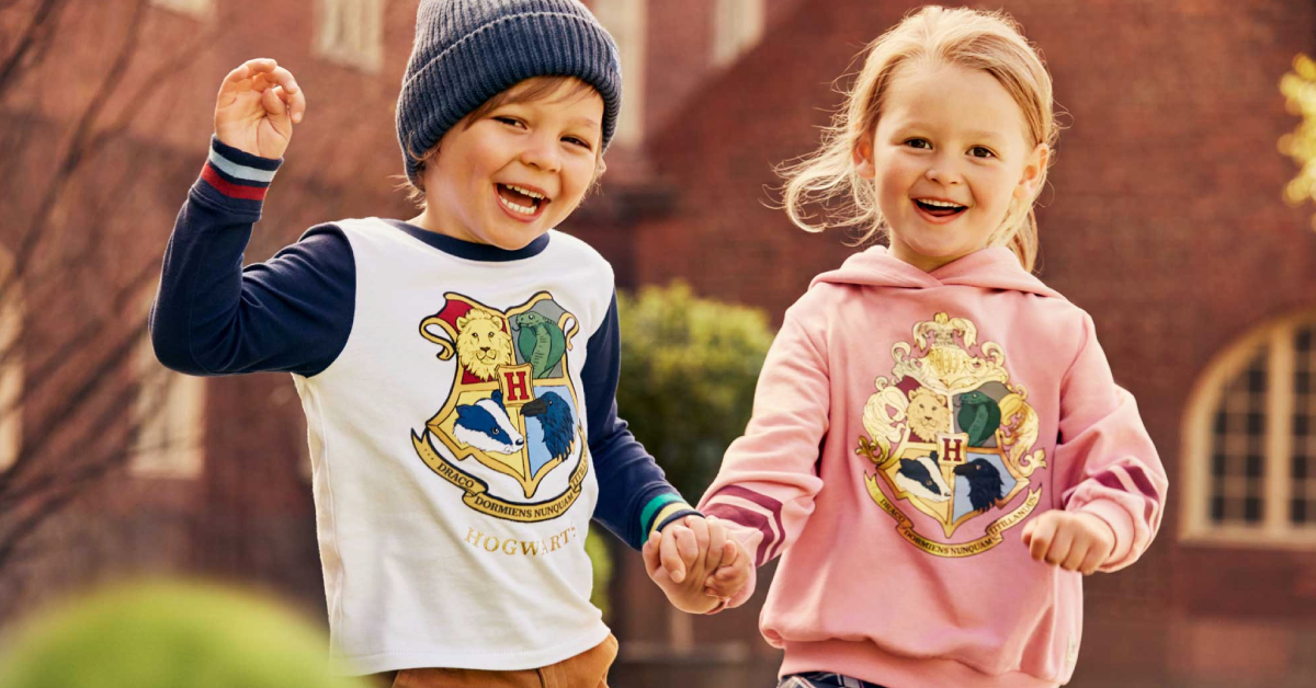 มีเวทมนตร์ก็เสกไม่ได้: H&M ปล่อยคอลเลกชันเสื้อผ้าเด็ก Harry Potter x H&M สุดสัปดาห์นี้!