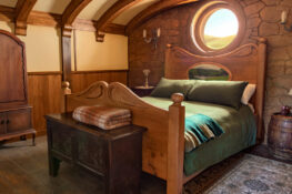 สวมรอยเป็น บิลโบ แบ๊กกินส์ ด้วยการไปพักที่ Hobbiton จริง ๆ กับฟาร์มวิวสวยขาดใจที่เปิดให้จองทาง Airbnb