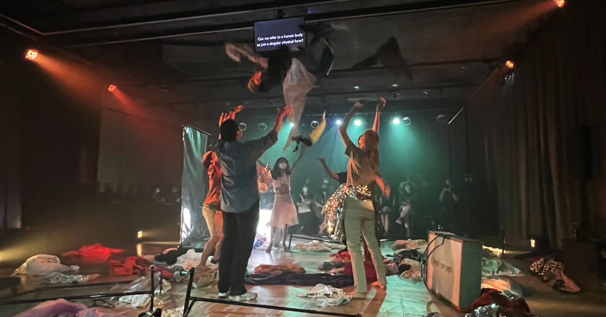 ชวนสำรวจ ‘ความไม่สวยงามของความแตกต่าง’ ไปกับ I Don’t Care โปรเจกต์ละครเวที 2 สัญชาติ จากบทสัมภาษณ์จริงของคนข้ามเพศ โดยคณะ B-Floor Theatre และ Residenztheater