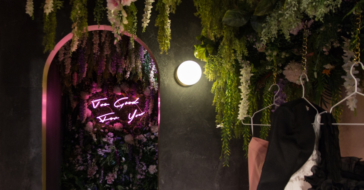 ทะลุตึกเก่าขึ้นชั้น 9 แล้วเหมือนไปโผล่อยู่บนหน้าฟีด Pinterest ที่ Too Good For You