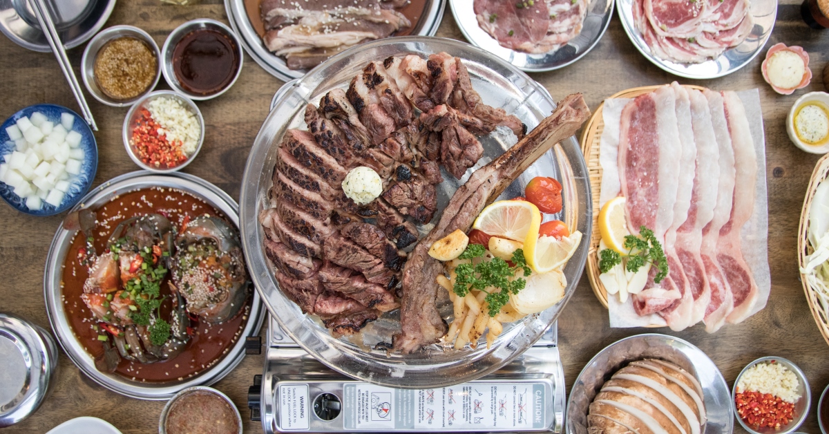 ออกไปย่างเนื้อบนกระทะคริสตัลท่ามกลางบรรยากาศสวนหลังบ้านที่ Fat Beef Meat Lab