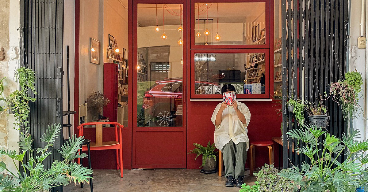 Somewhere Bookshop ร้านหนังสือพ่วงคาเฟ่สีแดงที่ตั้งใจพาคนอ่านไปสำรวจความสัมพันธ์ผ่านหนังสือ