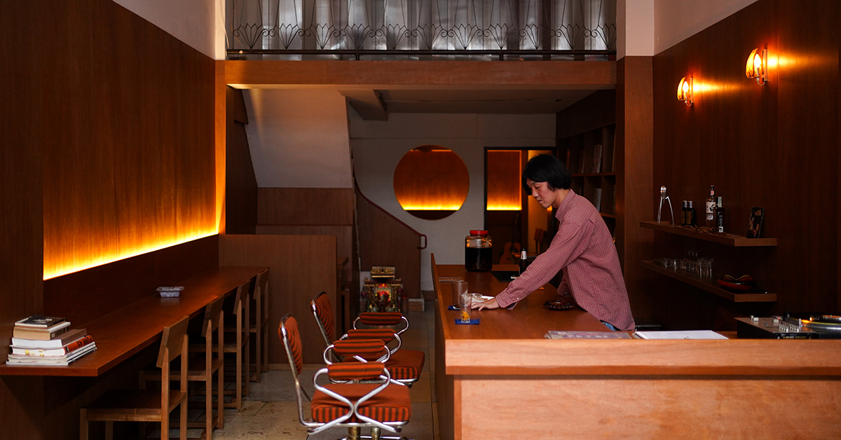 ‘จับหูชนปาก’ พื้นที่ของคนรักเสียงเพลงที่เสิร์ฟเครื่องดื่มพร้อมบทสนทนาว่าด้วยแมว ดนตรี และแผ่นเสียง