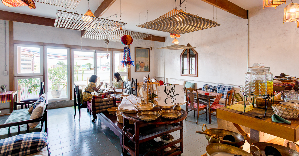 Kanom Chan คาเฟ่ขนมไทยหน้าตาวัยรุ่น พร้อมวิวแยกบางลำพูจากชั้นดาดฟ้า